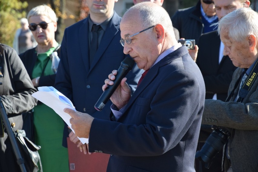 Pamięć o zamojskich Żydach wykuta na trzech tablicach. Możecie je zobaczyć na przystanku kolejowym Zamość Starówka