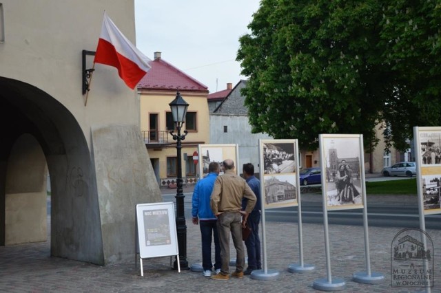 A jeszcze przez najbliższy miesiąc przed siedzibą muzeum na placu Zamkowym będzie można oglądać plenerową wystawę kilkudziesięciu fotografii z PRL, które dotychczas udostępnili mieszkańcy Opoczna i okolic.