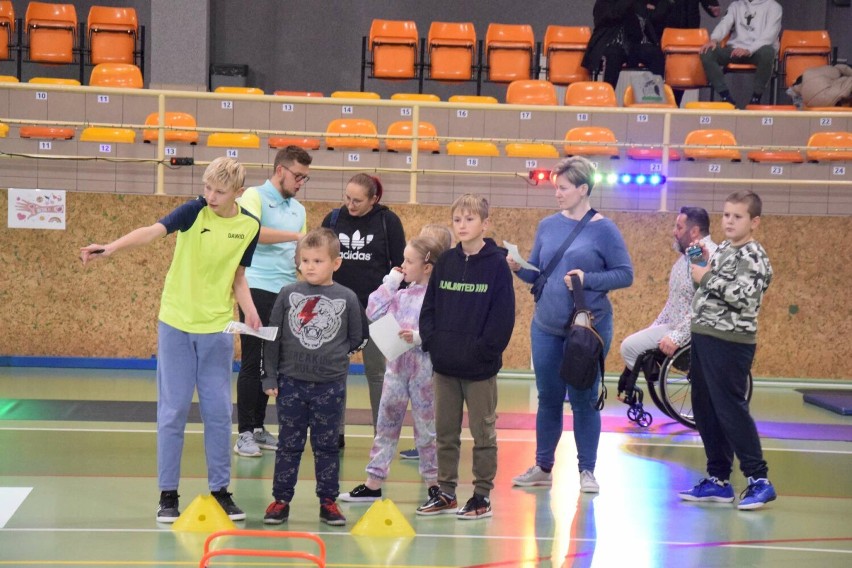 200 dzieci wzięło udział w mikołajkach na sportowo w hali...
