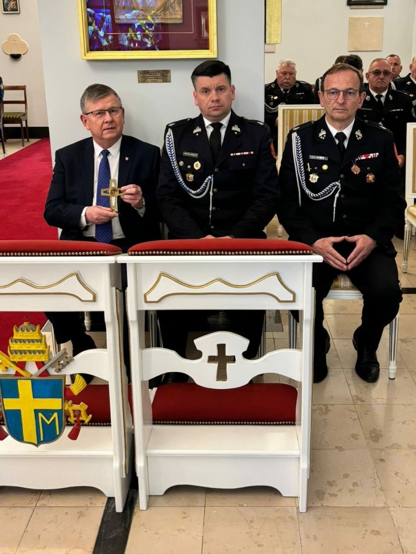 Delegacja małopolskich strażaków przekazała relikwie św. Floriana i Jadwigi Królowej do kaplicy w Pałacu Prezydenckim