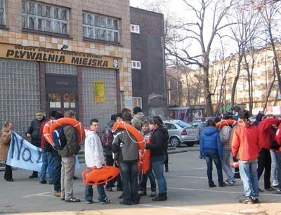 Na sesji pojawili się bytomianie, którzy domagali się dokończenia remontu basenu