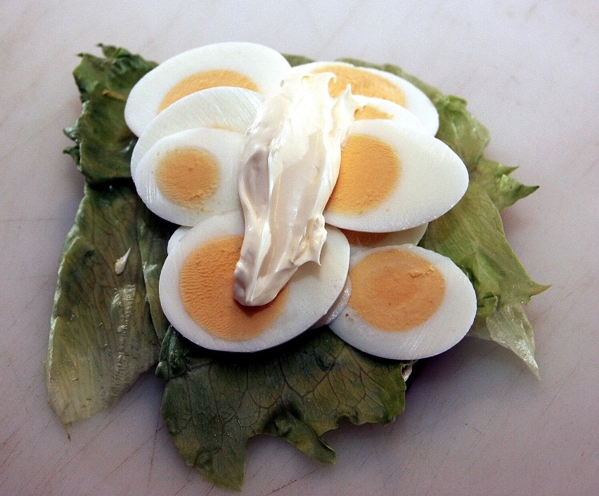 2 jajka ugotowane na twardo z łyżką majonezu: 356 kcal...