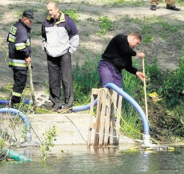 Straż pożarna przepompowuje wodę z zalanych błoni do Bzury