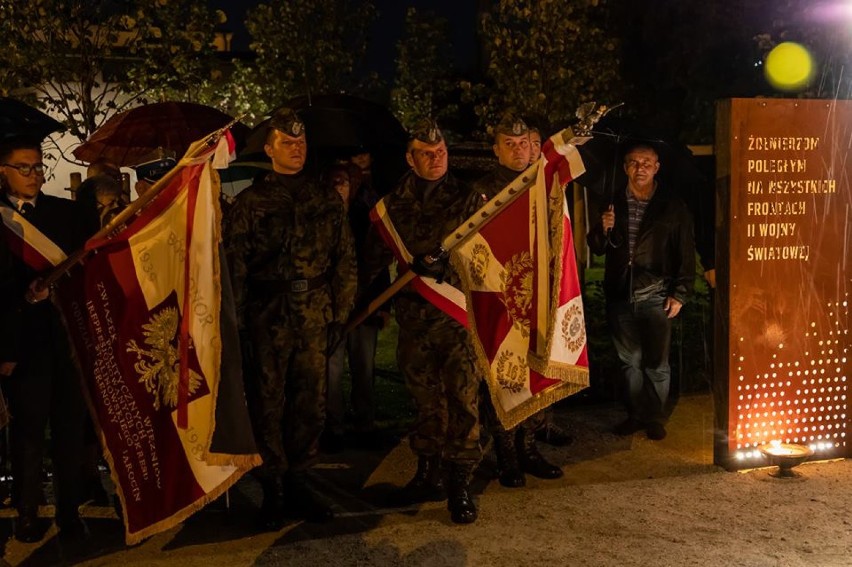 UROCZYSTOŚCI:  Jarocińskie obchody wybuchu II wojny światowej odbyły się na Skwerze Pamięci [ZDJĘCIA]