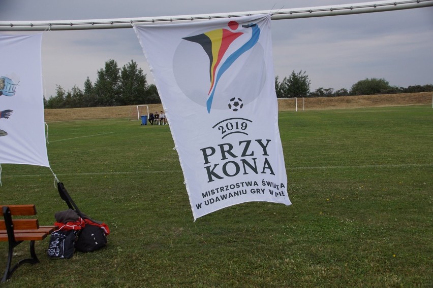 Mistrzostwa Świata w udawaniu gry w piłkę nożną w gminie Przykona . (Zdjęcia) 