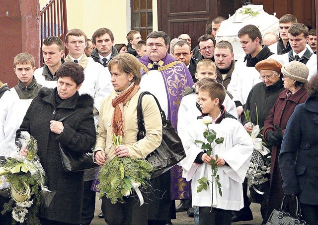 Tłumy osób w sobotnie popołudnie uczestniczyły w ostatniej drodze 12-letniego Jasia