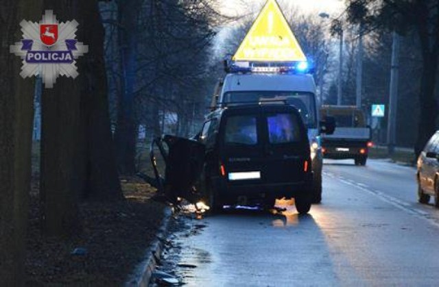 Kierowca zjechał citroenem na przeciwległy pas ruchu, a następnie na pobocze, gdzie uderzył w drzewo