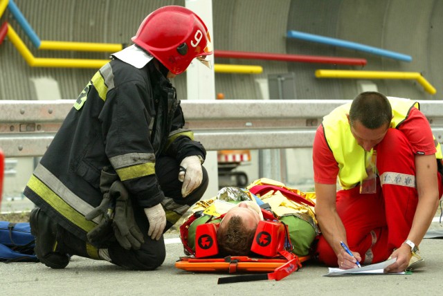 Strażacy wyjeżdżają aktualnie nie tylko do pożarów. Ratują także ludzie życie w wypadkach i innych zdarzeniach. W tym zakresie cały czas przechodzą szkolenia z udzielania pomocy