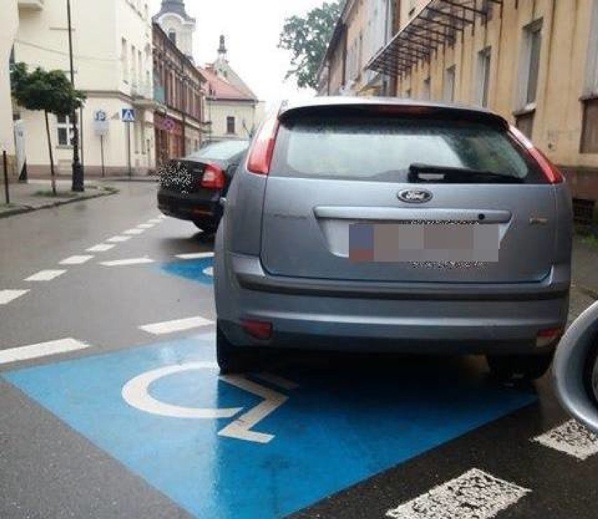 Nowy Sącz. Za nic mają przepisy! Mistrzowie parkowania w akcji, czyli Sądeckie Święte Krowy [ZDJĘCIA]