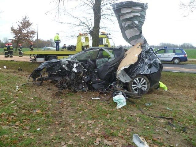 Tragiczny wypadek pod Szamotułami. W zderzeniu z ciężarówką zginął kierujący samochodem osobowym mieszkaniec powiatu obornickiego.

ZOBACZ WIĘCEJ: Tragiczny wypadek pod Szamotułami - nie żyje mężczyzna [ZDJĘCIA, FILM]