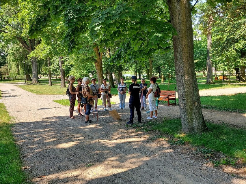 Policjanci z słuchaczami Uniwersytetu Trzeciego Wieku w Zduńskiej Woli o bezpieczeństwie