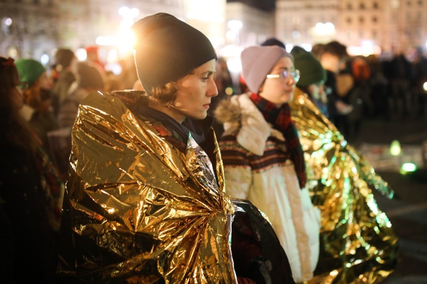 Kraków. Na Rynku stanął stół, to gest solidarności z uchodźcami. "Chcemy dzielić się naszym domem" - mówią krakowscy aktywiści