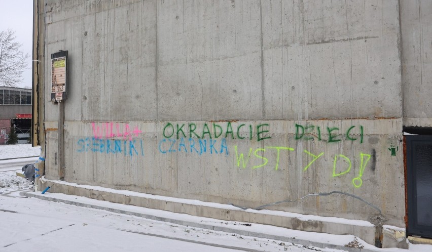 Napisy na betonowej ścianie kościoła w Rzeszowie.