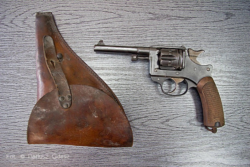 Rewolwer Mle 1892 z kaburą i amunicją został znaleziony w...