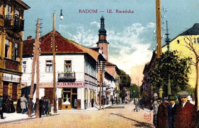 Lata 1910-1917, Kamienica na rogu ulic Rwańskiej i Wałowej; balustrada balkonu na sklepem pana M. Zajdensznira bez uszczerbku dotrwała do naszych czasów.