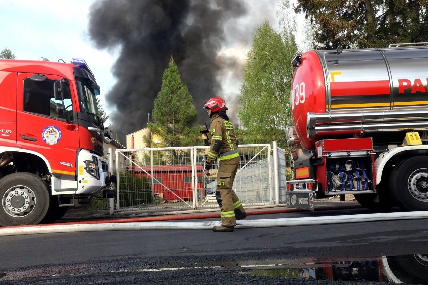 Ogromny pożar w zakładzie utylizacji opon w Wilkowie! Jedna osoba jest ranna