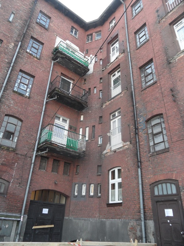 W Kamienicy przy Szymanowskiego 2 jeden pion jest już bez balkonów. MZGK demontuje tu niebezpieczne obiekty, po tym jak w poniedziałek jeden z balkonów zarwał się.