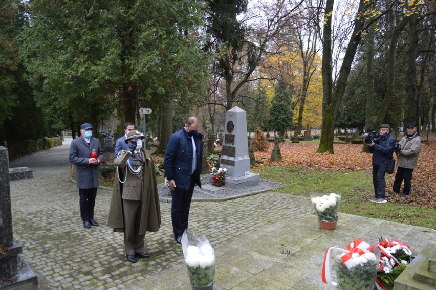 Kwiaty na grobach polskich bohaterów na cmentarzu w...