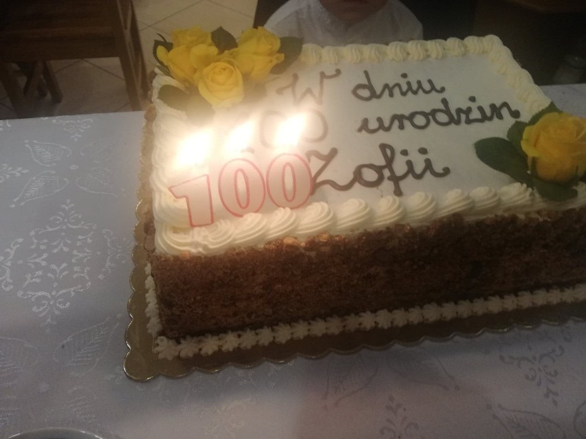 Mieszkanka gminy Giby świętowała setne urodziny. Wójt Robert Bagiński złożył jej życzenia