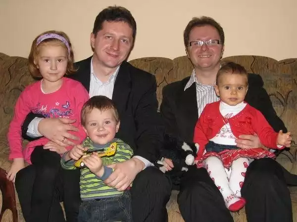 Marcin i Mariusz Sitniccy z dziećmi