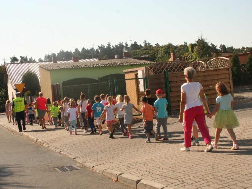 Przedszkolaki z policjantami z Radziejowa na edukacyjnym spacerze [zdjęcia]