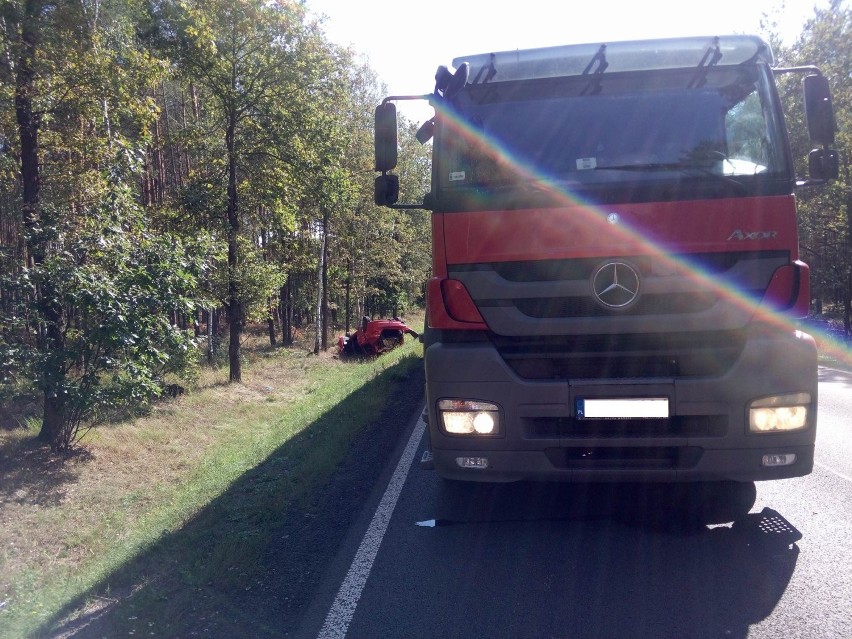 Wypadek na DK11 w Antoninie. Osobówka zderzyła się z tirem