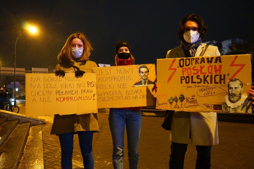 Poniedziałkowy strajk kobiet w Rzeszowie nie zachwycił liczebnością. Nie było blokady dróg
