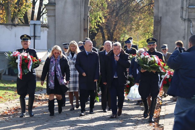 W związku z dniem Wszystkich Świętych w miejscach pamięci w Częstochowie i przy żołnierskich grobach pojawili się przedstawiciele samorządów miasta, powiatu i województwa