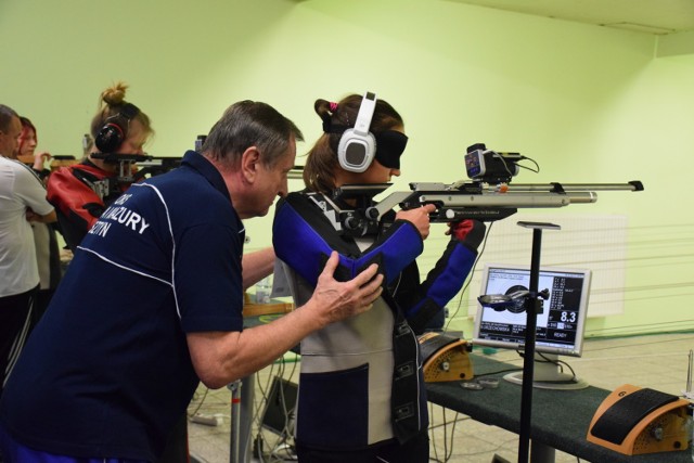 Na obiekcie CWZS Zawisza odbyły się dwie imprezy w strzelectwie pneumatycznym osób niewidomych i słabowidzących.

Najpierw 16-18 listopada 16 strzelców rywalizowało o Puchar Łuczniczki w jednej postawie (10 m, 60 strzałów leżąc). Zawodników odwiedzili dziennikarze TVP Sport (bohaterem nagrania była Barbara Moskal).

Było to przetarcie przed MP trzech postaw 3x40 strzałów. Tym razem stawka była wyższa. 30 listopada - 2 grudnia na bydgoskiej strzelnicy wystartowało 40 zawodników z najlepszym rankingiem za 2017 rok. 

Wśród mężczyzn wygrał broniący tytułu Krzysztof Ruszkiewicz z OKS WiM Olsztyn (1147,6 pkt), mistrz świata niewidomych sprzed roku. 

Ale nazwisko wicemistrza Polski, to już niespodzianka. To bydgoszczanin Grzegorz Kłos, który wystrzelał 1065,6 pkt. Brązowy medalista Eugeniusz Barszczewski z Olsztyna uzbierał zaledwie 0,1 pkt mniej. 

Wśród kobiet Ewa Bosek (KSN Łuczniczka) zajęła 8. miejsce.

Organizatorem pierwszej imprezy był KSN Łuczniczka Bydgoszcz, drugiej ZKF Olimp w Warszawie. Projekt „Z ciemności na sportowy Olimp” dofinansowano ze środków PFRON.

Obie imprezy sędziowsko obsługiwali członkowie sekcji strzeleckiej CWZS Zawisza Bydgoszcz.

- Od tego roku po raz pierwszy kobiety  strzelają tyle samo co  mężczyźni - mówi Krzysztof Badowski z KSN Łuczniczka, który koordynował  obydwie imprezy. - I muszę powiedzieć, że kobiety lepiej wypadają punktowo. A poza tym szerszą ławą atakuje młodzież. To dobrze. 

Ogólnopolskie zawody strzeleckie niewidomych i słabowidzących już na dobre wpisały się w kalendarz sportowy Bydgoszczy.


Flesz - Smog skraca nam życie. Jesteśmy jak palacze!

