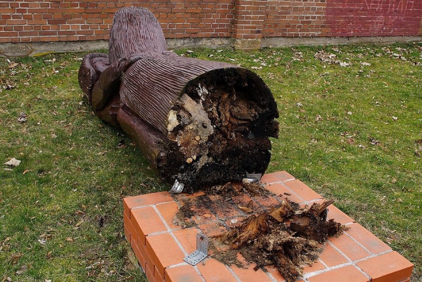 Zniszczone rzeźby w Opocznie: Skutek wiatru czy akt wandalizmu? [ZDJĘCIA]