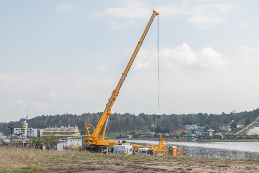 Trwają prace montażowe wieży do skoków na bungee nad Maltą....