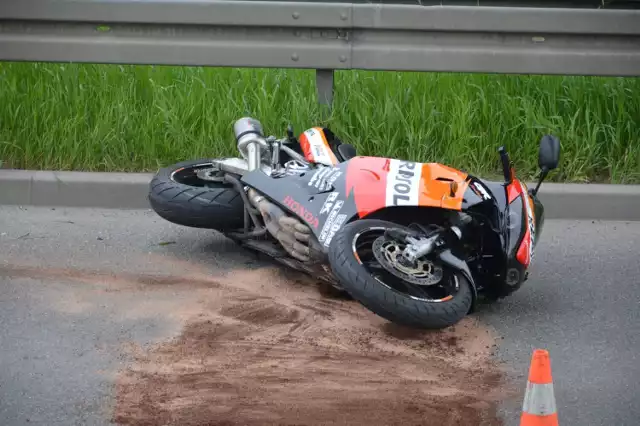 Na obwodnicy południowej Radomia kierujący motocyklem jechał za szybko, stracił panowanie na kierownicą i przewrócił się na drogę.