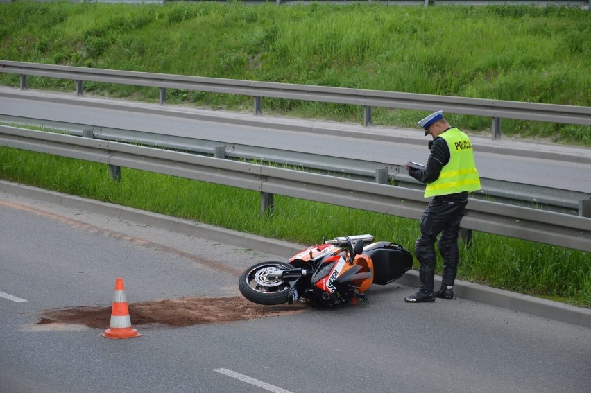 Wypadek na obwodnicy południowej Radomia. Motocyklista jechał za szybko i przewrócił się na asfalt. Były utrudnienia w ruchu