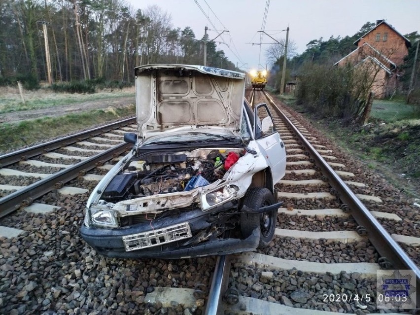 Wypadek na przejeździe kolejowym w Kluczborku. Pociąg...