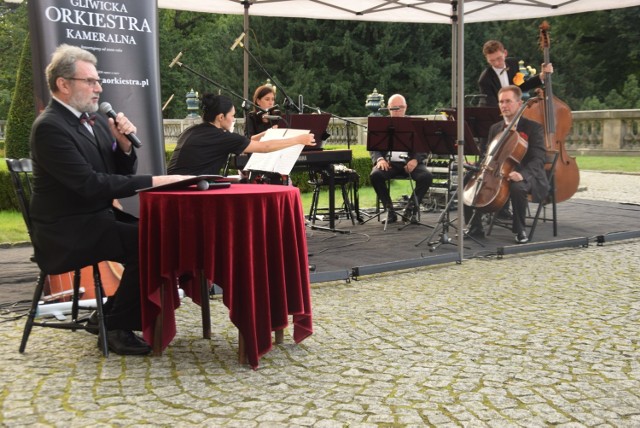 Koncert na tarasach zamkowych w Pszczynie. Zgrał Zespół Muzyki  Salonowej "Eleganza"