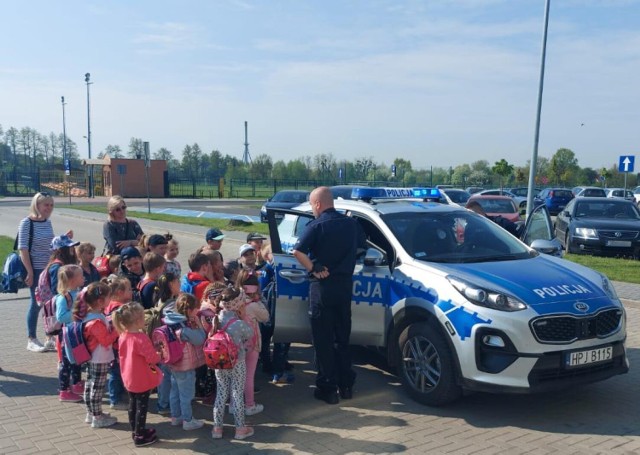 Wizyta dzieci z Jędrzejowa na komisariacie policji w Grodkowie - zdjęcia.