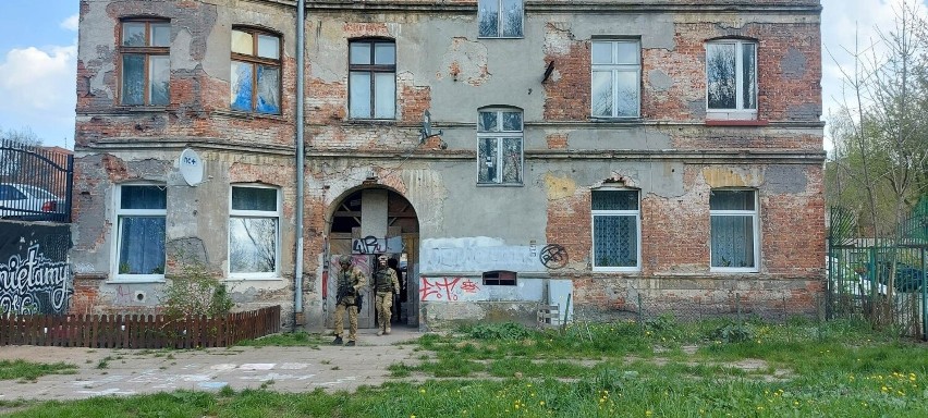 Narkotyki śmierci w centrum Łodzi. Jeden z zatrzymanych wypadł z okna na 2. piętrze ZDJĘCIA z obławy