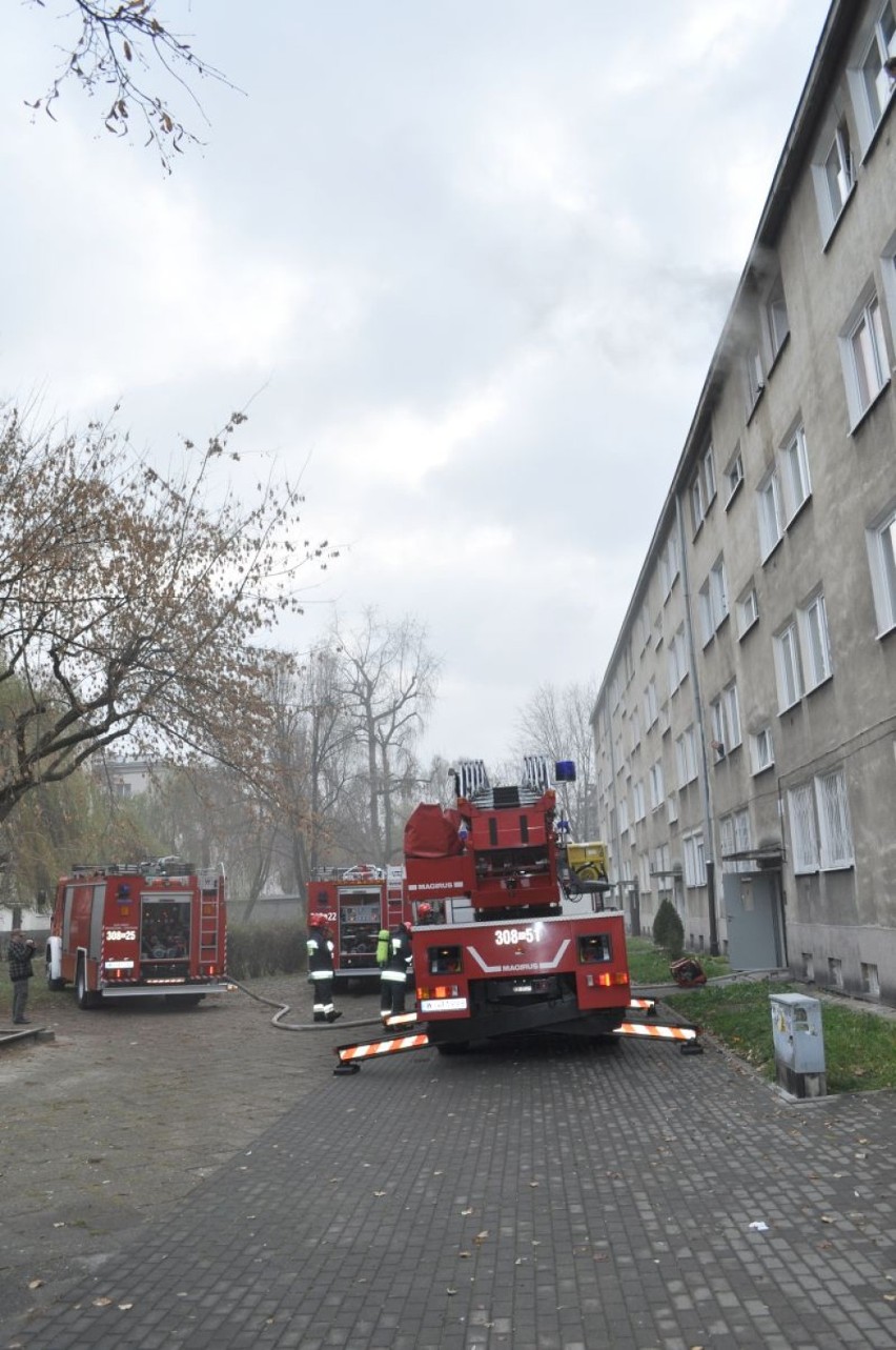 W pożarze mieszkania na Grochowie zginęła jedna osoba. Nie...