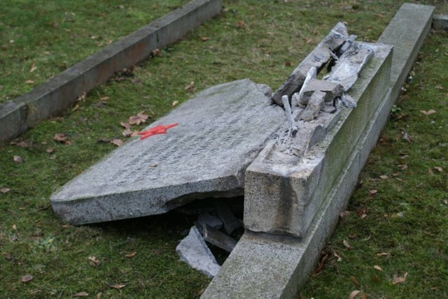Wandal uszkodził 11 płyt nagrobnych na cmentarzu żołnierzy radzieckich w Kaliszu