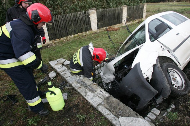 Sporo kolizji i wypadków na drogach. Ruch i warunki pogodowe sprawiają, że trzeba uważać na drogach - ostrzegają policjanci.