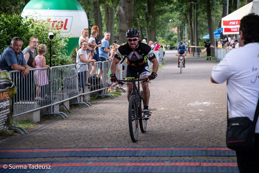 Galeria Tadeusza Surmy z maratonu MTB 2019. Zarejestrował jak zawodnicy dojeżdżają do mety 