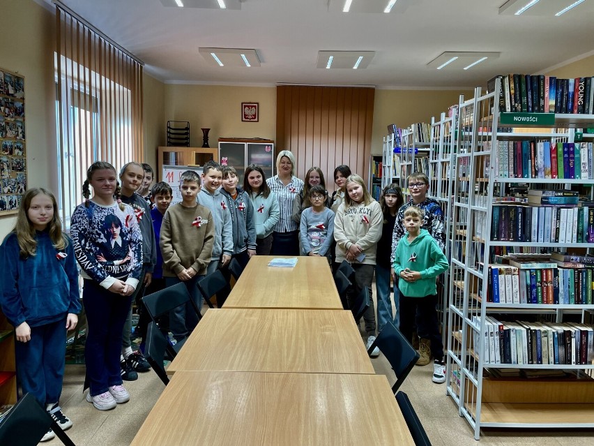 Uczniowie wieluńskiej "piątki" gościli w Filii Bibliotecznej w Dąbrowie na patriotycznym spotkaniu