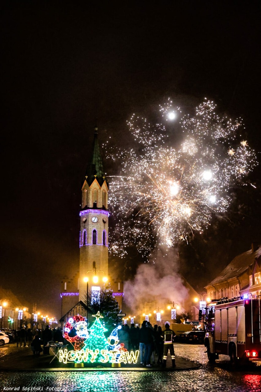 Powitanie nowego roku w Nowym Stawie. Nad rynkami rozbłysły fajerwerki, ale najpierw życzenia złożyli włodarze