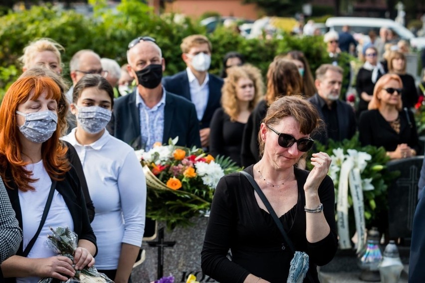 Na cmentarzu obowiązuje noszenie maseczek.