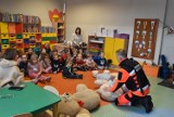 Przedszkolaki z Polnicy już wiedzą, jak udzielać pierwszej pomocy! Pokazali im to człuchowscy ratownicy i krwiodawcy z CzSHDK.