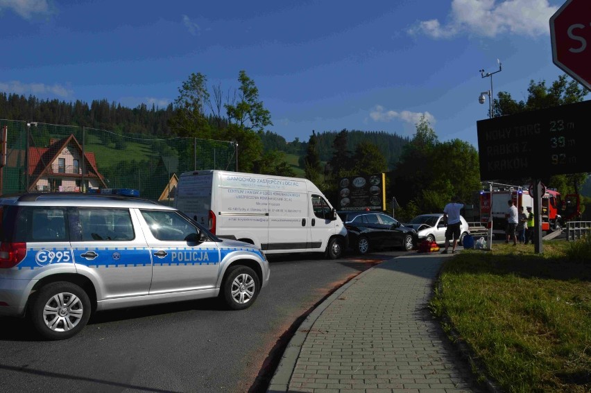 Zakopane. Na Ustupie zderzyły się trzy auta. Jedna osoba trafiła do szpitala [ZDJĘCIA]