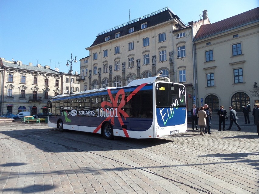 Kupione pojazdy mają długość 12 metrów, są niskopodłogowe,...