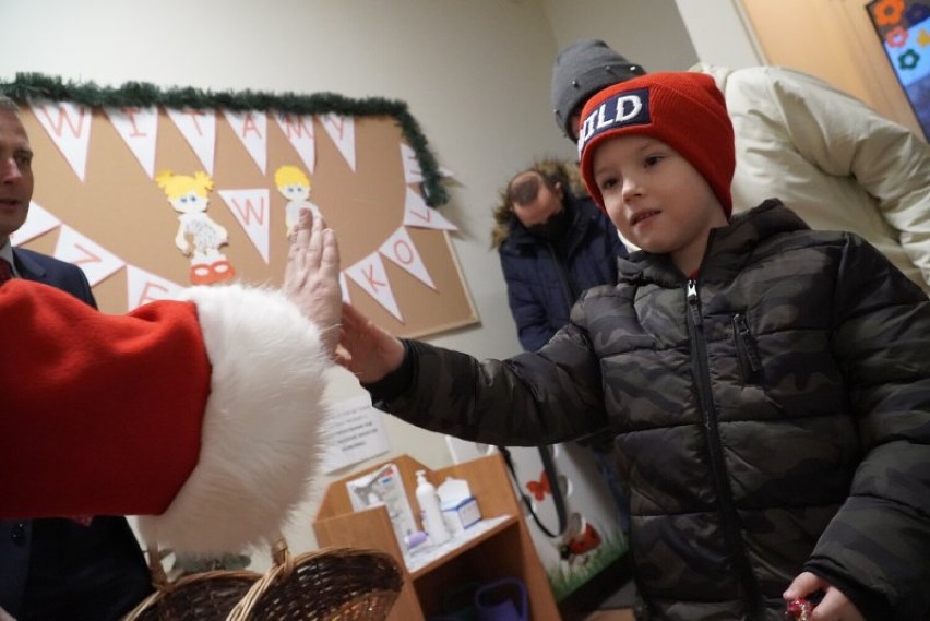 Mikołaj z prezydentem witali dzieci przychodzące do przedszkola nr 15 po remoncie 