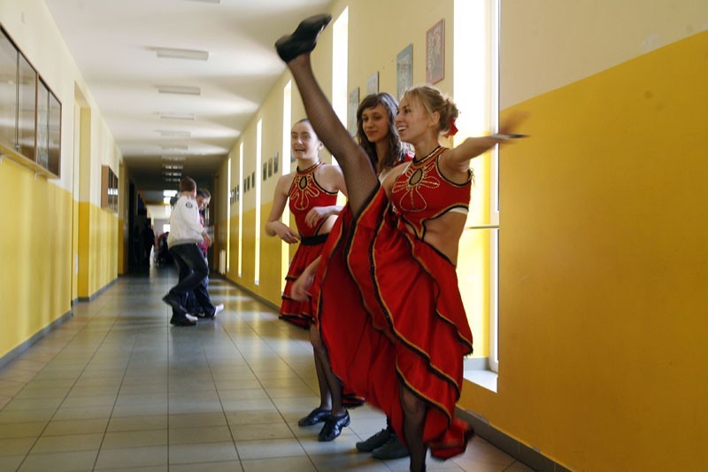 Legnicka drużyna z Gimnazjum nr 9 ćwiczy grecki taniec.