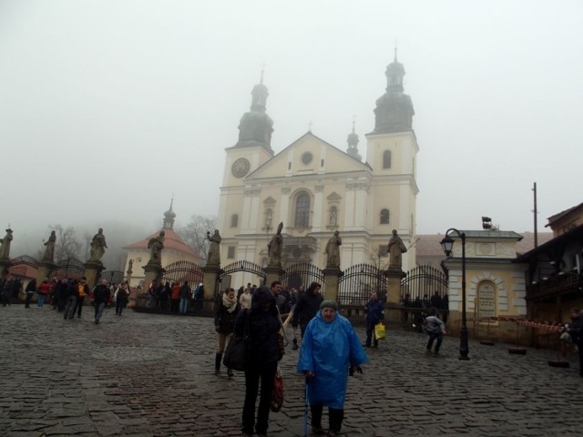 Sanktuarium pasyjno-maryjne w Kalwarii Zebrzydowskiej w wielkopiątkowy poranek było spowite mgłą. Z nieba lał rzęsisty deszcz. Fot. Piotr Drabik